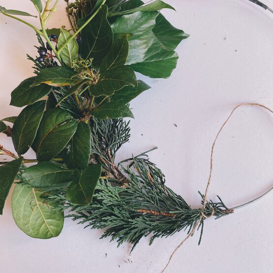 how_to_make_a_foraged_wreath_step_6b.jpg?sw=554&q=85