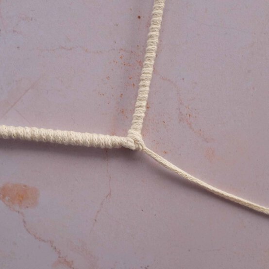 Idea_how-to-make-a-woven-heart-wreath_step4b.jpg?sw=554&q=85