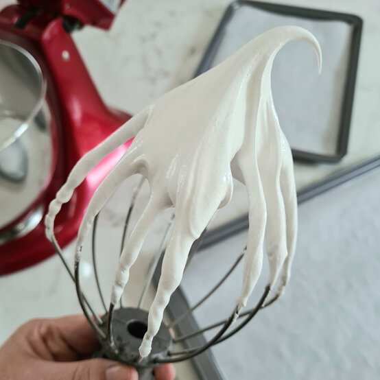 idea_meringue-nests_step2c.jpg?sw=554&q=85