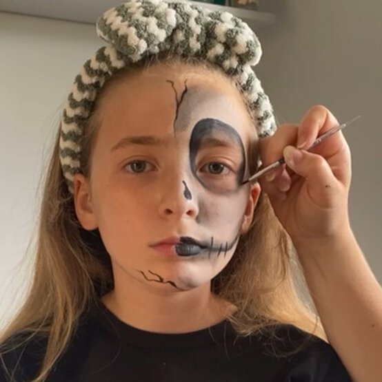 halloweenskeleton_step8.jpg?sw=554&q=85