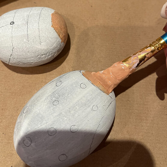 idea_how-to-make-a-pebble-portrait_step4b.jpg?sw=554&q=85