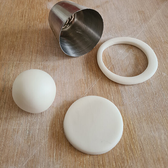 How-to-Make-a-Platinum-Jubilee-Showstopper-Cake_Step4a.jpg?sw=554&q=85