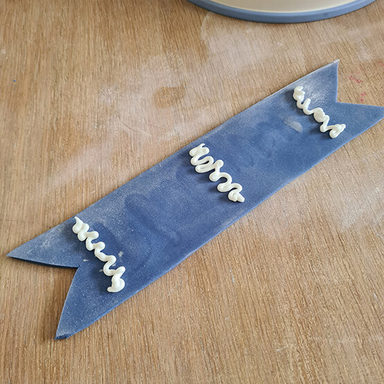 How-to-Make-a-Platinum-Jubilee-Showstopper-Cake_Step13a.jpg?sw=554&q=85