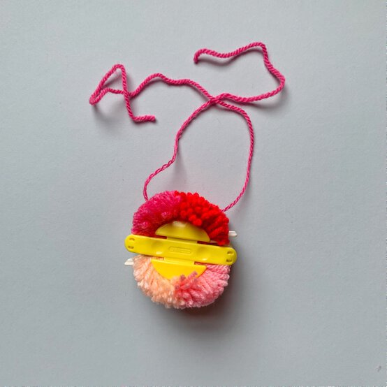how_to_create_five_different_patterns_in_pom_poms_four_colour_pom_pom_pattern_step_5.jpg?sw=554&q=85