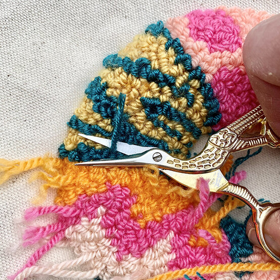 Idea_How-to-personalise-a-canvas-bag-with-punch-needle_Step_7_snipping_yarn_tails.jpg?sw=554&q=85