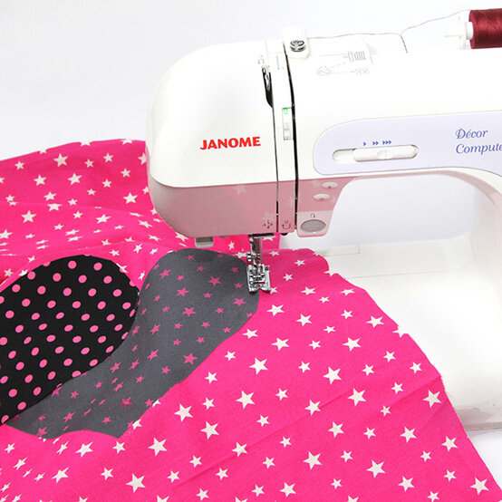 sew-a-simple-cushion-7-1.jpg?sw=554&q=85