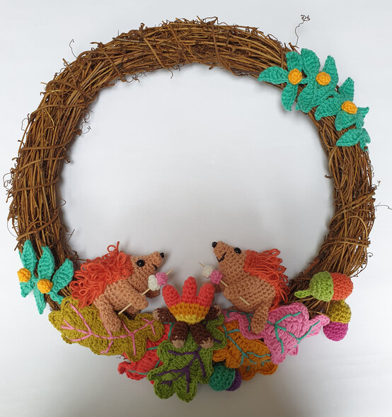 how-to-crochet-an-autumn-wreath-construction-4.jpg?sw=554&q=85