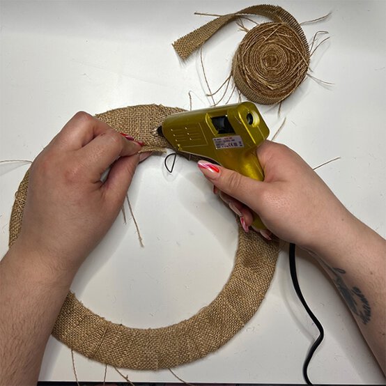 Cricut-How-to-Make-a-Shamrock-Wreath_step10a.jpg?sw=554&q=85