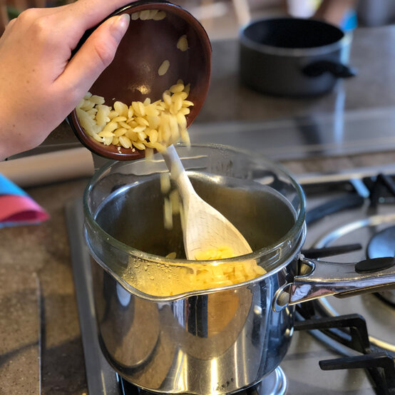 600x600_bees_wax_wraps_step5.jpg?sw=554&q=85