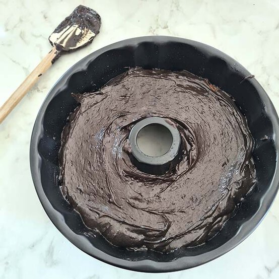 ideas%5Fhow%2Dto%2Ddecorate%2Da%2Dhalloween%2Dbundt%2Dcake%5Fstep%2D4a.jpg?sw=554&q=85