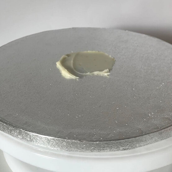 idea_how-to-make-a-football-cake_step6a.jpg?sw=554&q=85