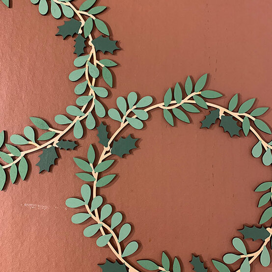idea_Glowforge-Botanical-Christmas-Wreath_Step9c.jpg?sw=554&q=85