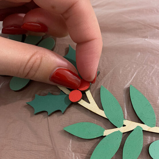 idea_Glowforge-Botanical-Christmas-Wreath_Step13.jpg?sw=554&q=85