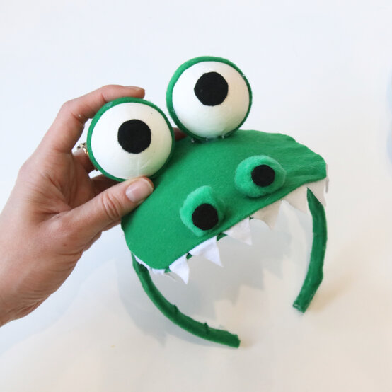 how_to_make_animals_headdresses_crocodile_step10-square.jpg?sw=554&q=85