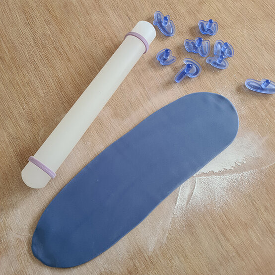 How-to-Make-a-Platinum-Jubilee-Showstopper-Cake_Step10a.jpg?sw=554&q=85