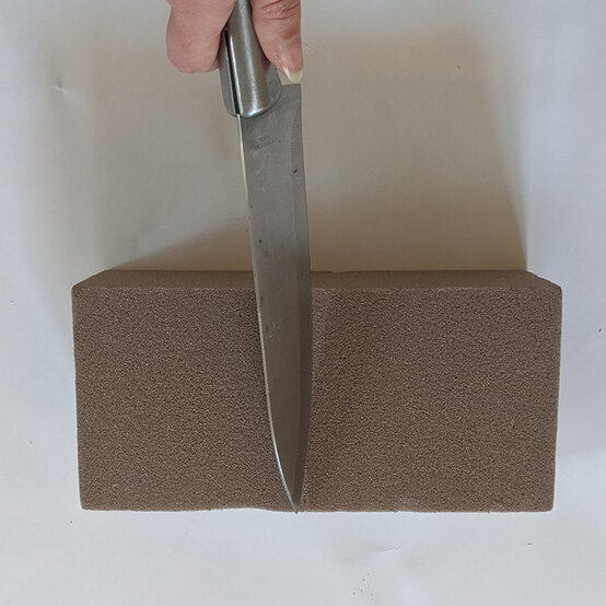 how-to-create-a-wedding-floral-arrangement_step1.jpg?sw=554&q=85