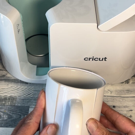 sawgrass_xmas_mugs_step-4a.jpg?sw=554&q=85