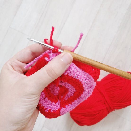 4-crochet-cushion-joining.jpg?sw=554&q=85