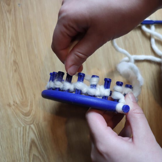 how_to_loom_knit_a_blanket_step_6b.jpg?sw=554&q=85