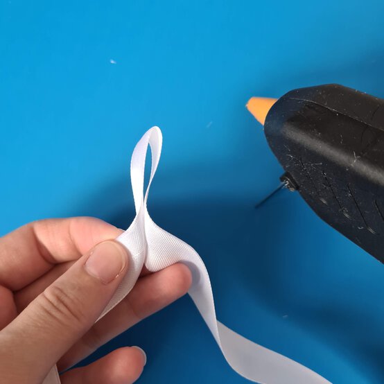 Idea_how-to-make-union-flag-bunting_ribbon-bunting_step2.jpg?sw=554&q=85