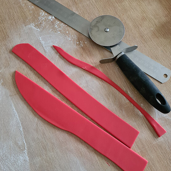 How-to-Make-a-Platinum-Jubilee-Showstopper-Cake_Step17a.jpg?sw=554&q=85