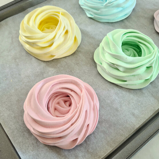 idea_meringue-nests_step5.jpg?sw=554&q=85