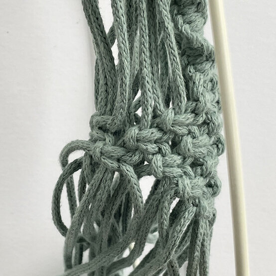 How%2Dto%2DMake%2Da%2DMacrame%2DFrame%5FOval%2Dstep13.jpg?sw=554&q=85