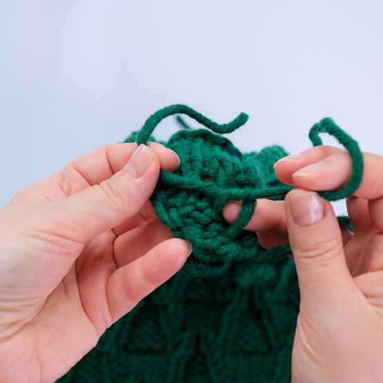 Idea_How-to-knit-a-Christmas-tree-cushion_cable-image-5.jpg?sw=554&q=85