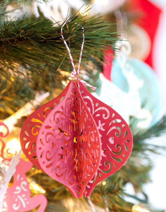 delicate-doliy-bauble-crop.jpg?sw=554&q=85