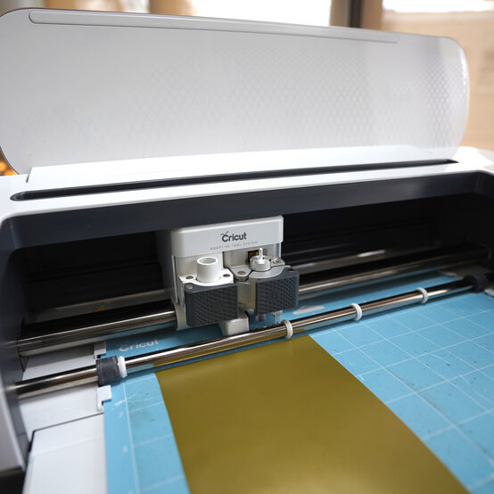 adhesive-vinyl-bday-card_step8_2_edit.jpg?sw=554&q=85