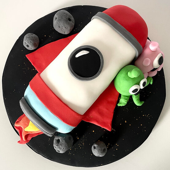 idea_how-to-decorate-a-rocket-cake_step24.jpg?sw=554&q=85