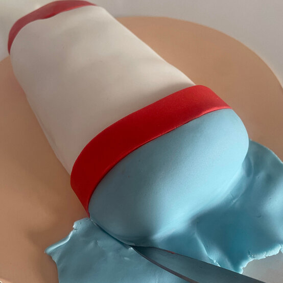 idea_how-to-decorate-a-rocket-cake_step11b.jpg?sw=554&q=85
