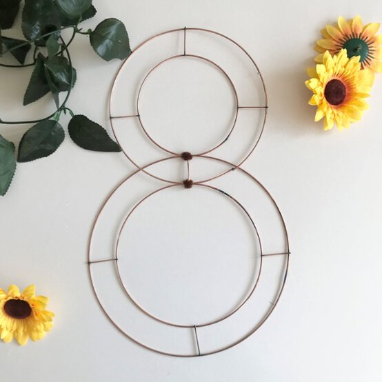 How%20to%20make%20a%20bunny%20wreath%20step%20one.jpeg?sw=554&q=85