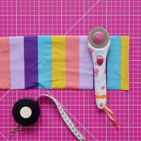 Jersey%20Sportswear_Scrunchie_Step1.jpeg?sw=554&q=85