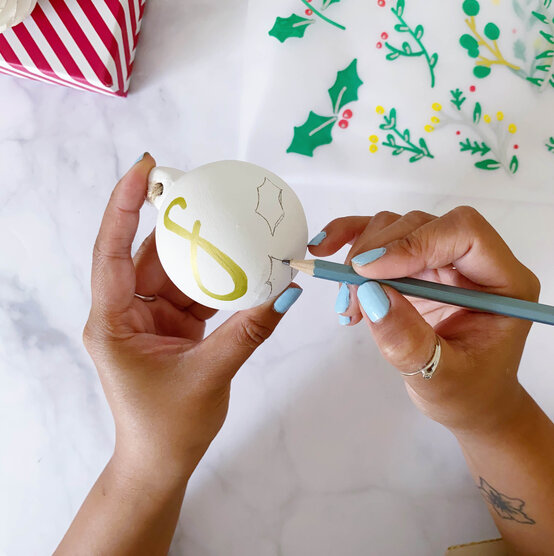 personalised-decorated-ceramic-baubles-4.jpg?sw=554&q=85