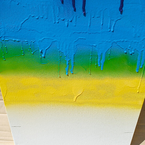 idea_gravity-drip-canvas-with-spray-paint_step6a.jpg?sw=554&q=85