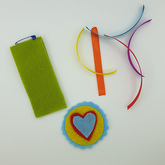 how-to-make-felt-medals_step-5.jpg?sw=554&q=85