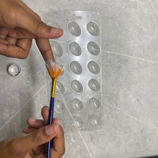 Idea_how-to-make-speckled-chocolate-mini-eggs_step1a.jpg?sw=554&q=85