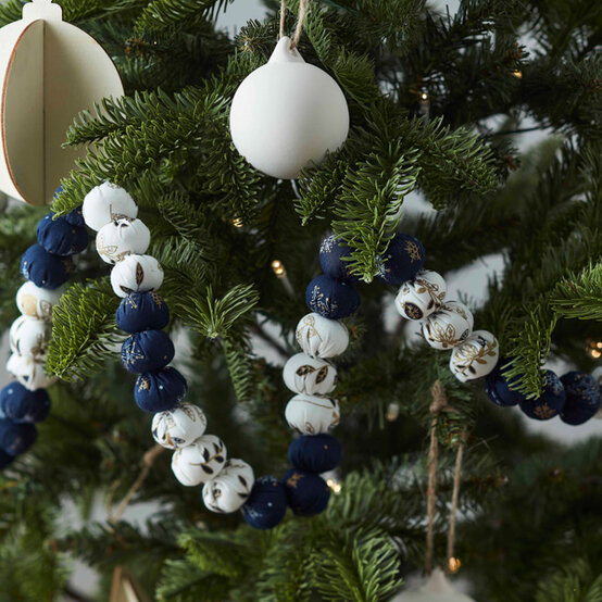 idea%5Fupcycling%2Dprojects%2Dto%2Dmake%2Dthis%2Dchristmas%5Fstep%2D02.jpg?sw=554&q=85