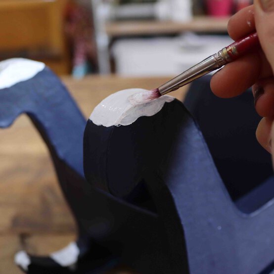 handpainted-christmas-sleigh_step3_2.jpg?sw=554&q=85