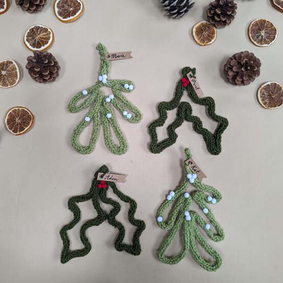 ideas%5Fstash%2Dbusting%2Dchristmas%2Dtable%2Ddecor%5Fplacecards%5Fstep%2D2d.jpg?sw=554&q=85