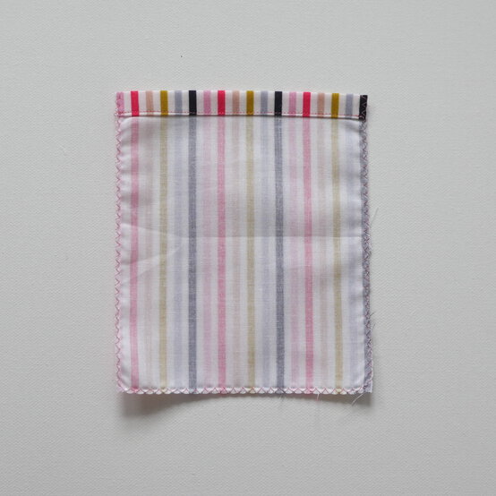 how_to_make_a_bottle_gift_bag_step-5.jpg?sw=554&q=85