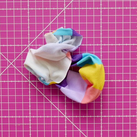 Jersey%20Sportswear_Scrunchie_Step5.jpeg?sw=554&q=85