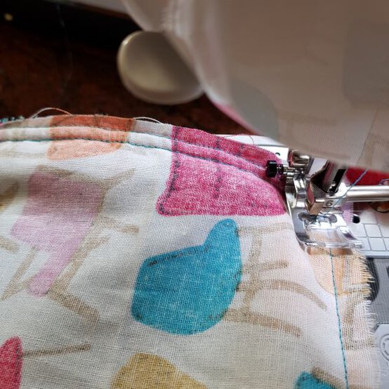 retro_cushion_sewing_step_8.jpg?sw=554&q=85