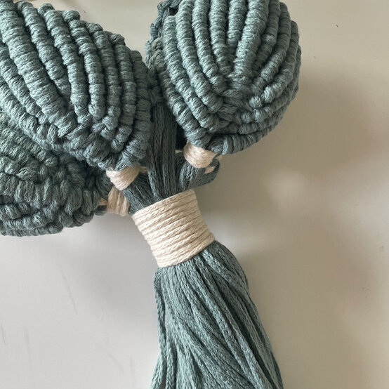 How%2Dto%2DMake%2Da%2DMacrame%2DBee%2DPlanter%5FSTEP%2019.jpeg?sw=554&q=85