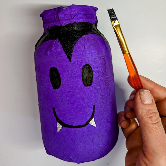 idea_halloween-glass-lanterns-bat_step2.jpg?sw=554&q=85