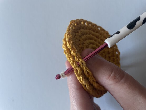 Crochet%20Daisy%20Wand%20Step%201.jpeg?sw=554&q=85