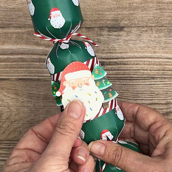 how%2Dto%2Dmake%2Dbright%2Dchristmas%2Dcrackers%5Fstep%2D6c.jpg?sw=554&q=85