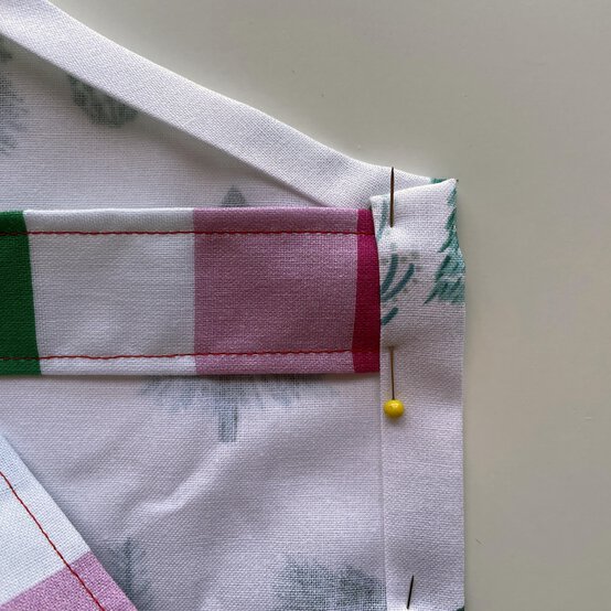 how-to-sew-an-apron_step20_2.jpg?sw=554&q=85