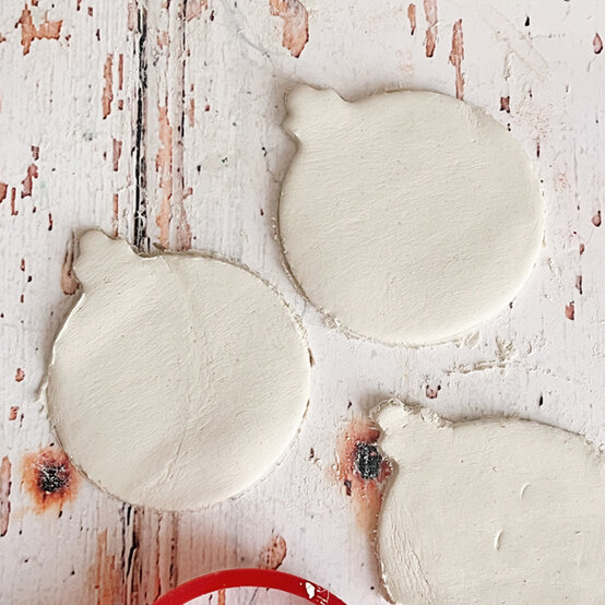 idea_clay-tree-decorations-bauble_step2.jpg?sw=554&q=85